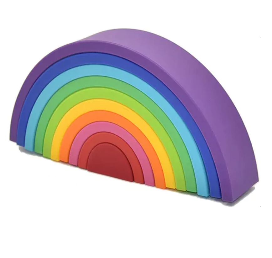 Arco-íris feito de tiras de silicone nas cores vinho, vermelho, rosa, laranja, amarelo, verde limão, verde, azul claro, azul escuro, roxo. Peças desmontáveis para brincar e empilhar e encaixar.