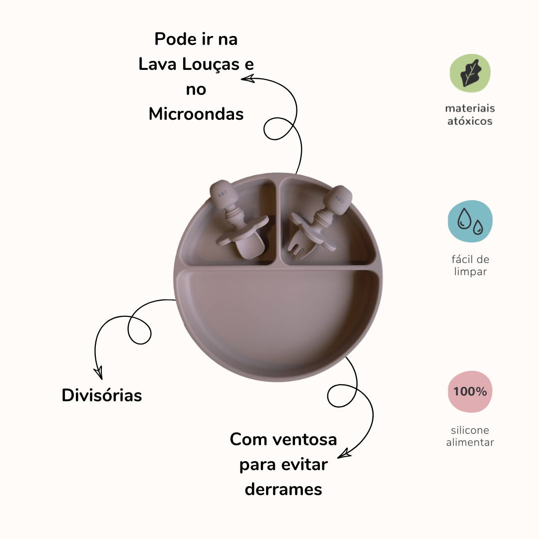 Prato de silicone com duas divisorias na vertical e uma divisoria na horizontal e duas talheres de silicone, tudo na cor nude. Imagem contém informações sobre o produto.